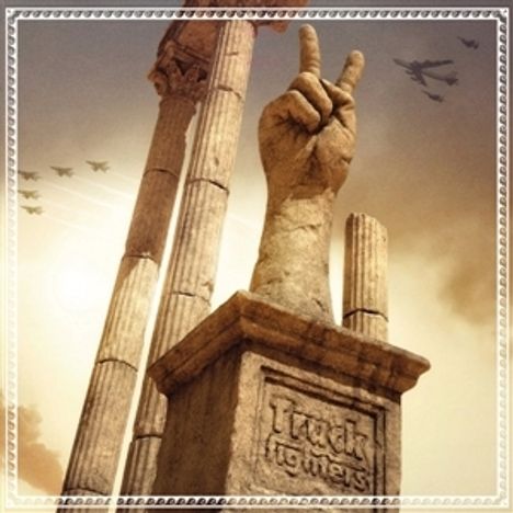 Der Text "fuck the news" auf einer antiken Steinsäule mit einer Hand, die das Friedenszeichen zeigt. Fliegende Flugzeuge im Hintergrund.