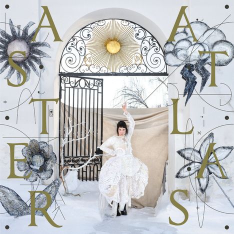 Text: "ASTER ATLAS". Eine Person in einem aufwendigen weißen Kleid steht vor einem kunstvollen Tor mit Sonnenmotiv.