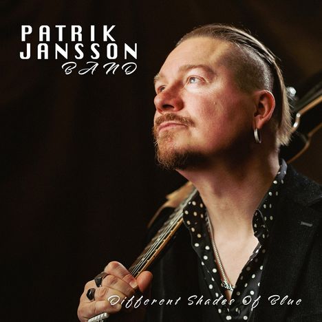 "PATRIK JANSSON BAND", "Different Shades Of Blue"; ein Mann mit Bart schaut nach oben, trägt Ohrring und hält Gitarre.