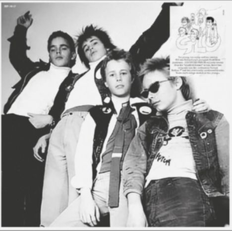 Vier junge Männer in Punk-Kleidung, einer trägt Sonnenbrille, posieren lässig. Oben rechts eine Illustration mit Text.