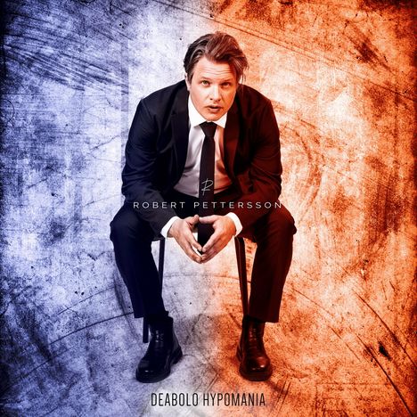 Auf einem Stuhl sitzender Mann in Anzug, blau-rote Textur. Texte: "ROBERT PETTERSSON", "DEABOLO HYPOMANIA".