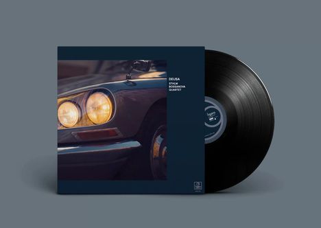 "DEUSA STHLM Bossanova Quartet." Nahaufnahme eines Auto-Scheinwerfers, daneben eine schwarze Schallplatte.