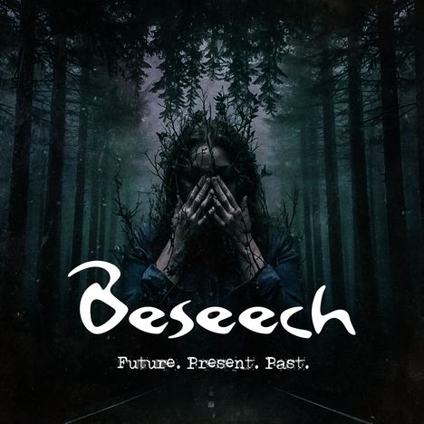 „Beseech. Future. Present. Past.“ Ein düsterer Wald; Person verdeckt Gesicht mit Händen.