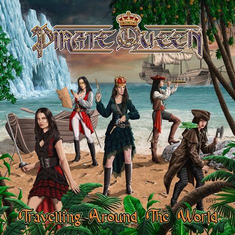 „Pirate Queen“, „Travelling Around The World“. Fünf Piratinnen in bunten Kostümen an einem Strand mit Schiff im Hintergrund.