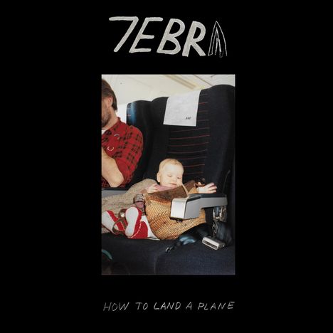 „7EBRA“ oben, „HOW TO LAND A PLANE“ unten. Baby schläft auf einem Flugzeugsitz neben einem Erwachsenen.