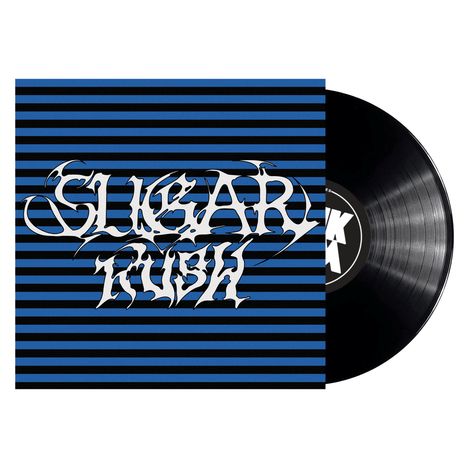 Der Text sagt "SUGAR RUSH" in stilisierter Schrift über schwarz-blau gestreiftem Hintergrund.