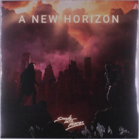 "A New Horizon" in großen Buchstaben über einer düsteren Stadtsilhouette mit dunklen Figuren im Vordergrund bei Sonnenuntergang.