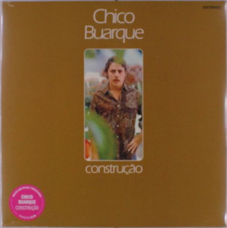 Text: "Chico Buarque", "construção". Ein Mann in einem gemusterten Hemd steht vor einem unscharfen Hintergrund.