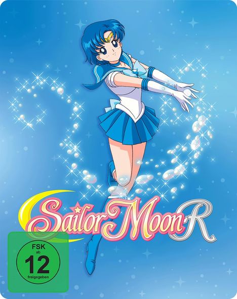 „Sailor Moon R“ in bunten Buchstaben, FSK 12. Illustration: Ein Mädchen in blauer Uniform mit Glitzersternen im Hintergrund.