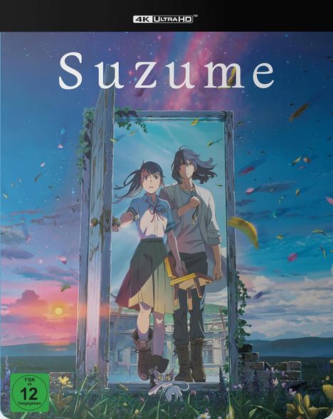"Suzume" und "FSK ab 12 freigegeben". Anime-Illustration: Zwei Personen stehen in einer Tür, mit farbenfrohem Himmel.