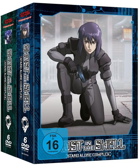 "Ghost in the Shell: Stand Alone Complex" DVD-Box. Illustration einer Frau in dunkler Kleidung, kniend mit Waffe. FSK 16.