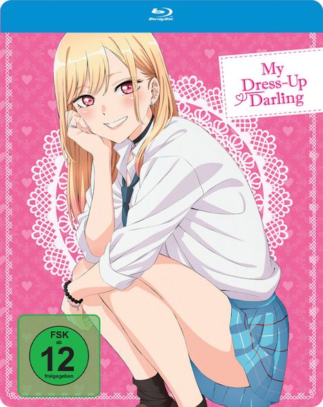 "My Dress-Up Darling" und "FSK ab 12 freigegeben". Illustration eines Mädchens mit blonden Haaren vor rosa Hintergrund.
