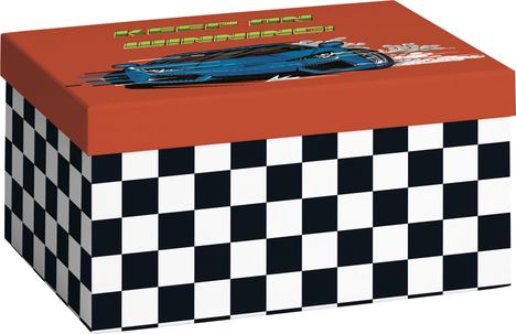 „KEEP ON WINNING!“ In Großbuchstaben auf einem roten Hintergrund. Darunter ein blaues Auto und schwarz-weißes Schachbrettmuster.