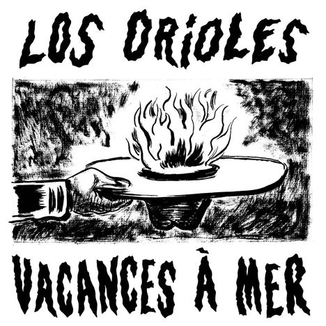 Oben: "LOS ORIOLES". Unten: "VACANCES À MER". Illustration: Eine Hand hält einen Hut mit einer Flamme.