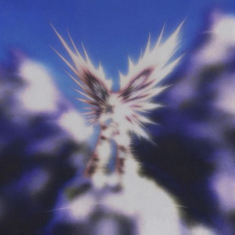 Keine sichtbaren Texte. Unscharfe Illustration eines Wesens mit strahlenden Flügeln vor blauem Himmel.