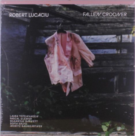 Oben steht "ROBERT LUCACIU FALLEN CROONER", unten fünf Namen. Ein rosa Jackett hängt an einem Holzzaun.