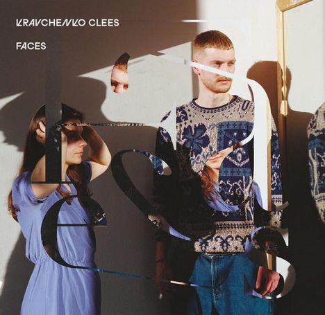 „Kravchenko Clees“ und „Faces“. Zwei Personen in einem Raum, Licht und Schatten spielen auf ihren Gesichtern.