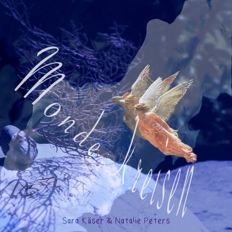 "Monde kreisen" in fließender Schrift, darunter "Sara Käser & Natalie Peters". Zwei fliegende Engel in einer mystischen Szene.