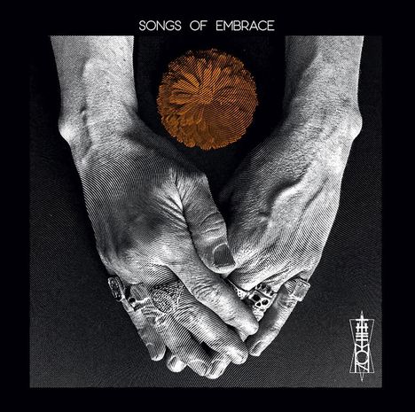 Der Text "SONGS OF EMBRACE" wird über zwei gefalteten Händen gezeigt. Ein orangefarbener Kreis darüber.
