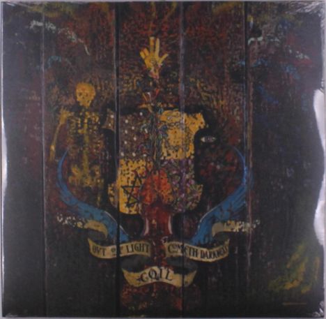 Ein Band, darauf steht "OUT OF LIGHT COMETH DARKNESS". Darunter ein stilisiertes Skelett in einem künstlerischen Setting.