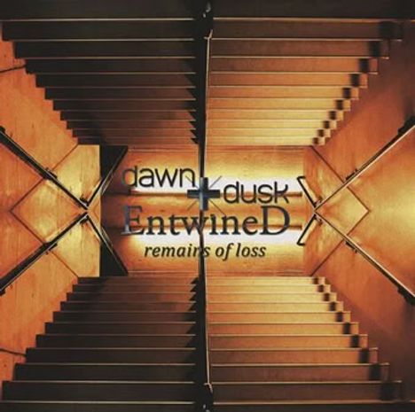 Text: "dawn + dusk entwined remains of loss". Symmetrische Treppe in warmen Tönen, surrealer visueller Effekt.