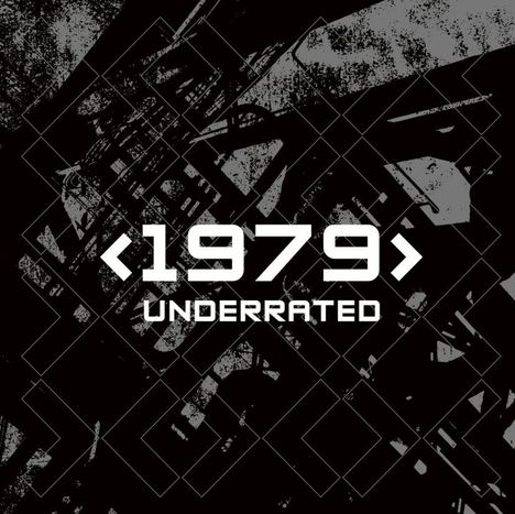 „<1979> UNDERRATED“ in weißem Text auf schwarzem Hintergrund mit abstrakten Mustern.
