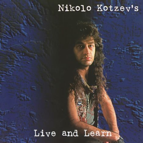 Text: "Nikolo Kotzev's Live and Learn". Ein Mann mit langen Haaren vor blau strukturiertem Hintergrund.