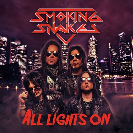 "Smoking Snakes" und "All Lights On" in auffälliger Schrift. Vier Männer in Lederjacken, Skyline bei Nacht im Hintergrund.