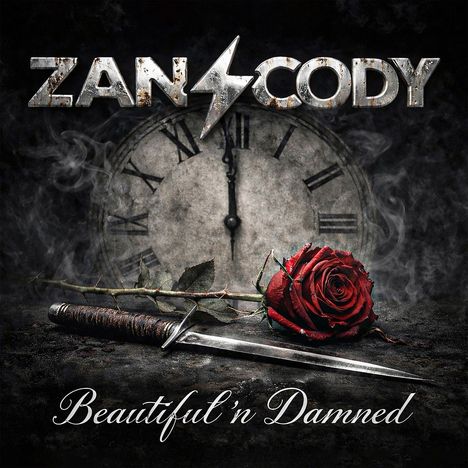 „ZANCODY“ in Metalloptik, „Beautiful 'n Damned“ in geschwungener Schrift, Dolch und Rose vor alter Uhr.