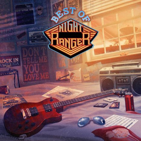 "Best of Night Ranger" in großen Buchstaben. Eine rote E-Gitarre, Sonnenbrille und ein Radio auf einem Bett bei Sonnenuntergang.