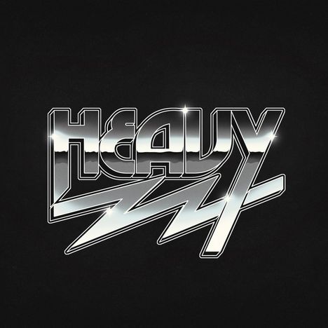 Der Text "HEAVY" in glänzender, silberner Schrift auf schwarzem Hintergrund.