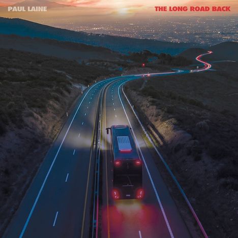 Text: "Paul Laine" und "The Long Road Back". Landschaft mit Straße, ein Bus fährt bei Sonnenuntergang. Lichter leuchten.