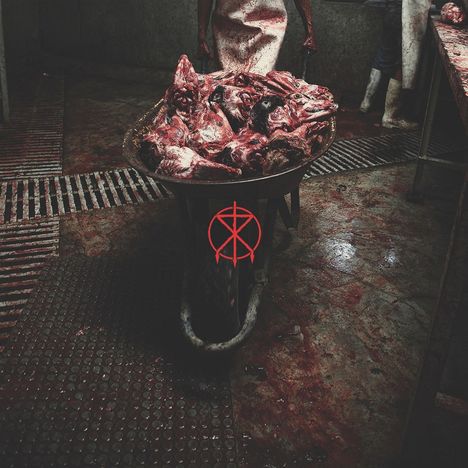 Rotes Symbol auf einer Schubkarre voller Fleischteile in einem blutverschmierten Raum.