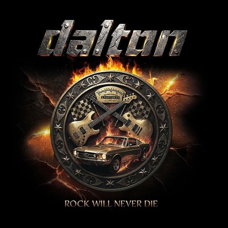 "Rock Will Never Die" in goldener Schrift. Metallisches Logo mit zwei Gitarren, einem Auto und Flammen im Hintergrund.