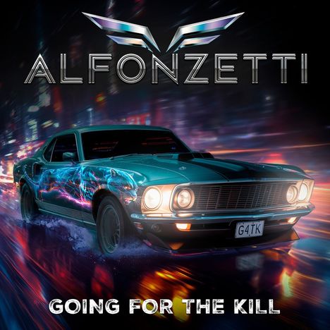 "ALFONZETTI" oben, "GOING FOR THE KILL" unten, muskulöses Auto mit dynamischen Lichtern auf nebliger Straße.