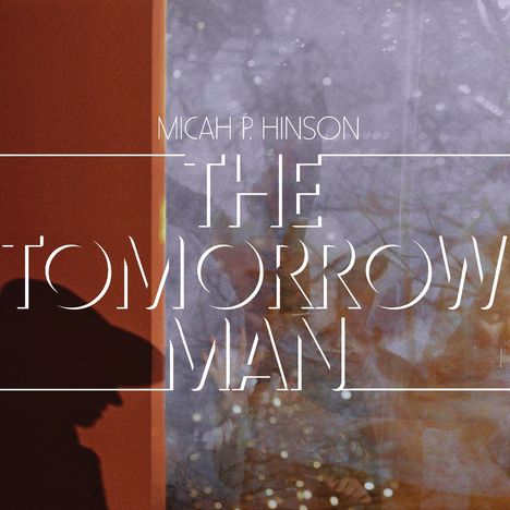 Text: "Micah P. Hinson - The Tomorrow Man." Silhouette eines Mannes mit Hut, Hintergrund abstrakt und verschwommen.