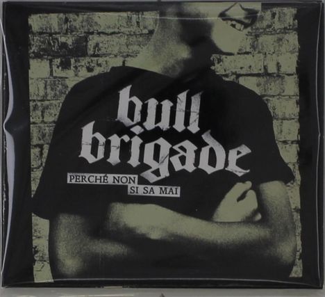 "bull brigade", "PERCHÉ NON SI SA MAI"; lächelndes Kind, verschränkte Arme, vor gemauerter Wand.
