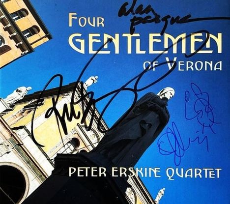"Four Gentlemen of Verona" und "Peter Erskine Quartet" stehen auf einem Poster mit Gebäuden und Statuen im Hintergrund. Autogramme sind darauf.