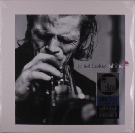 „chet baker shine“. Schwarz-weiß. Ein Mann spielt konzentriert Trompete, Nahaufnahme des Gesichts und der Hand.