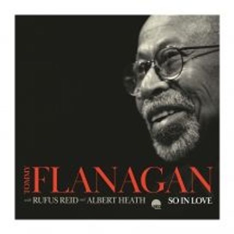 Tommy Flanagan, Rufus Reid, Albert Heath – So In Love. Ein lächelnder Mann mit Brille, schwarz-weiß.