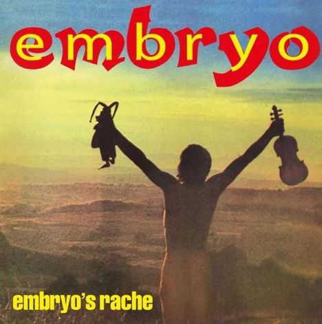 Oben steht groß „embryo“, unten „embryo’s rache“. Eine Person hält eine Geige und eine Puppe vor einem Hügelpanorama.