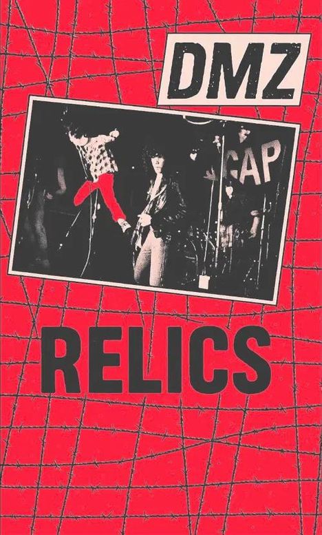 Text: "DMZ RELICS". Schwarz-weißes Foto einer Band, roter Hintergrund mit schwarzem Netzmuster.