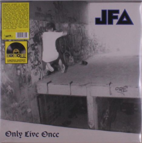 "JFA" in großen blauen Buchstaben oben rechts, "Only Live Once" unten links. Schwarz-weißes Foto von Jugendlichem an Wand.