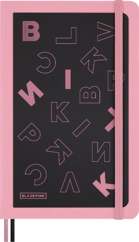 Aufschrift "BLACKPINK" auf schwarzem Hintergrund. Bunte Buchstaben verteilt. Rosa Einband mit Gummiband.