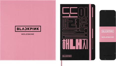 "BLACKPINK, MOLESKINE" auf rosa und schwarzem Hintergrund, stilvolles Design mit rosa und schwarzen Notizbüchern.