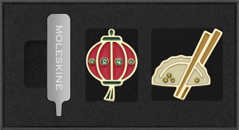 Links steht "MOLESKINE" auf Metall. Rechts sind eine rote Laterne und ein Dumpling mit Stäbchen als Illustrationen.