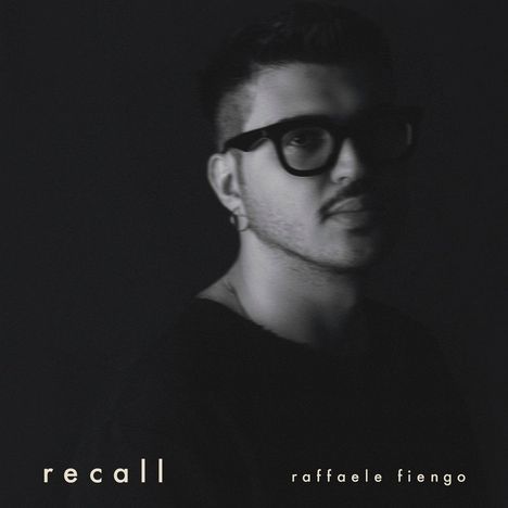 Text: "recall" und "raffaele fiengo". Im Schatten erscheint ein Mann mit Brille, der nach rechts blickt.