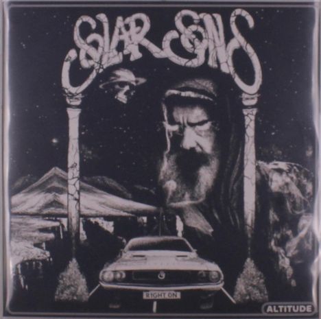 „Slar Sens“, „Right On“, „Altitude“. Im Vordergrund ein Auto, im Hintergrund ein bärtiger Mann und ein Zelt.