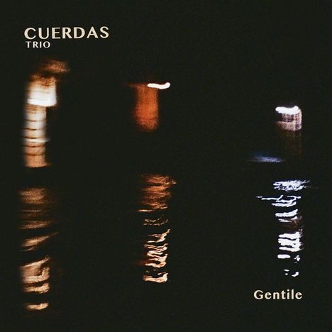 "Cuerdas Trio, Gentile" auf einem dunklen Hintergrund mit verschwommenen, reflektierten Lichtern in Orange und Weiß.
