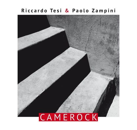 "Riccardo Tesi & Paolo Zampini" oben, "CAMEROCK" unten. Schwarz-weißes Foto von Betonstufen mit Schatten.